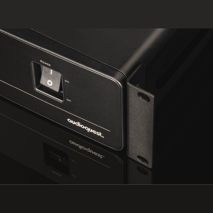 AudioQuest PowerQuest 707 Power Conditioner Detailansicht des Netzschalters mit Rack-Befestigungswinkel