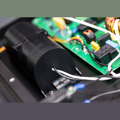 AudioQuest PowerQuest 707 Power Conditioner Innenansicht mit Filterplatine und Kondensator