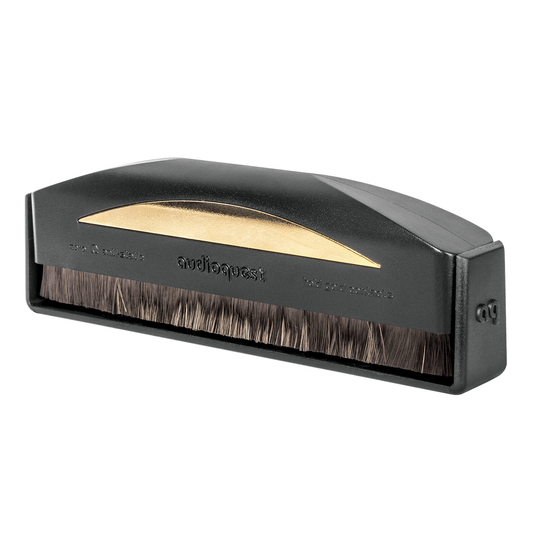 AudioQuest Record Brush Plattenbürste aus Carbonfasern Schrägansicht
