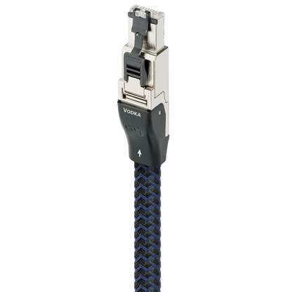 AudioQuest Vodka Ethernet-Kabel Produktansicht: RJ/E-Stecker im Metallgehäuse am blauen Geflecht