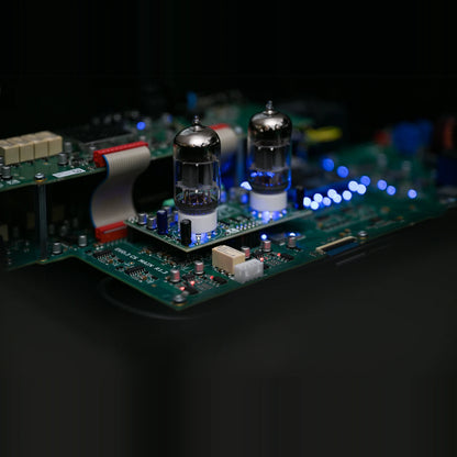 AVM Evolution MP 5.3 Streaming-Vorverstärker Innenansicht der Röhren-Linestage mit zwei Trioden