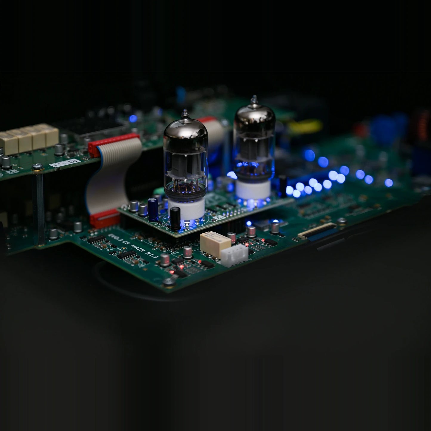 AVM Evolution MP 5.3 Streaming-Vorverstärker Innenansicht der Platine mit Röhrensockeln und Flachbandkabel