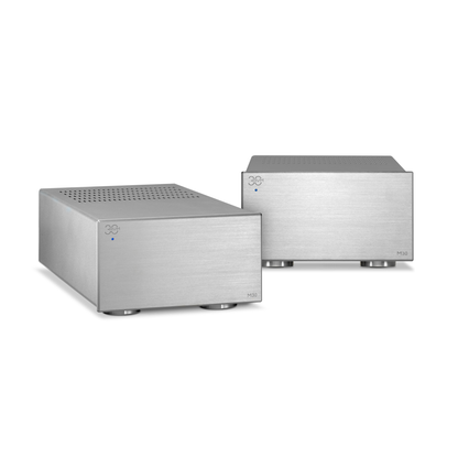 AVM MA 30.3 MK2 Mono-Endstufe Silber Setansicht mit Schräg- und Frontansicht zweier Monoblöcke
