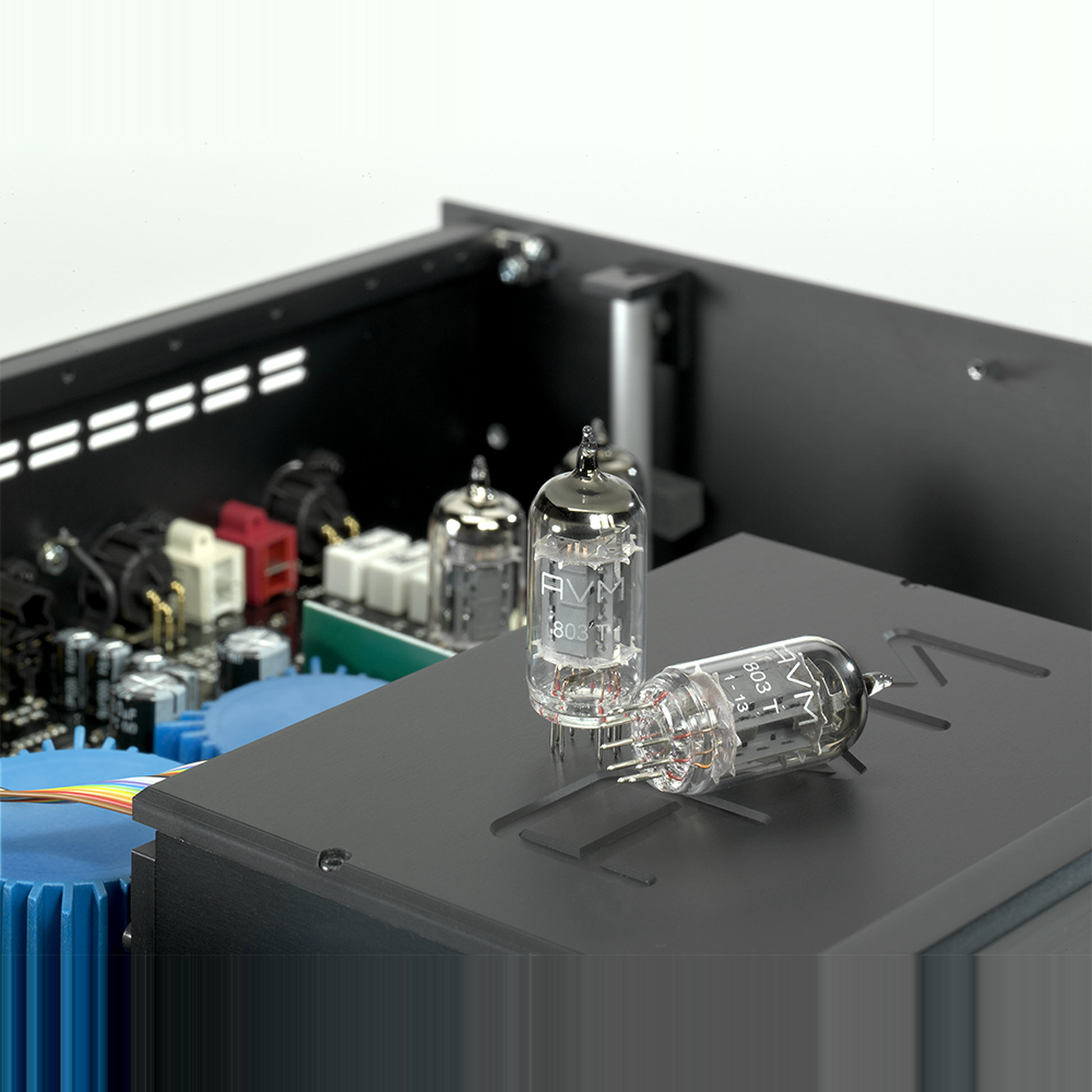 AVM Ovation CS 8.3 S Streaming-CD-Receiver Silber Detailansicht der 803T Röhren am geöffneten Gerät