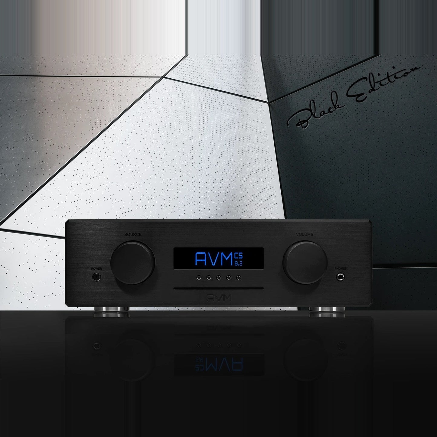 AVM Ovation CS 8.3 Streaming-CD-Receiver Black Edition Frontansicht vor Grafikhintergrund