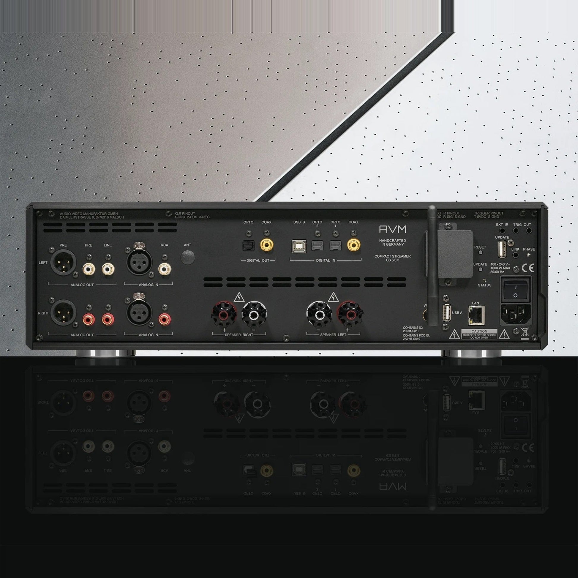 AVM Ovation CS 8.3 Streaming-CD-Receiver Black Edition Rückansicht vor Studiohintergrund