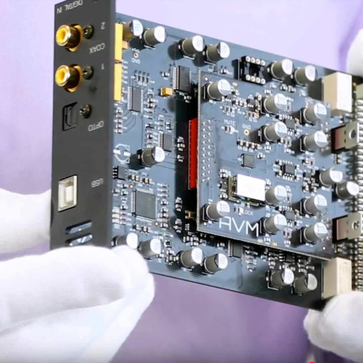 AVM Ovation PA 8.3 Digital-IN-Modul mit DAC Schrägansicht