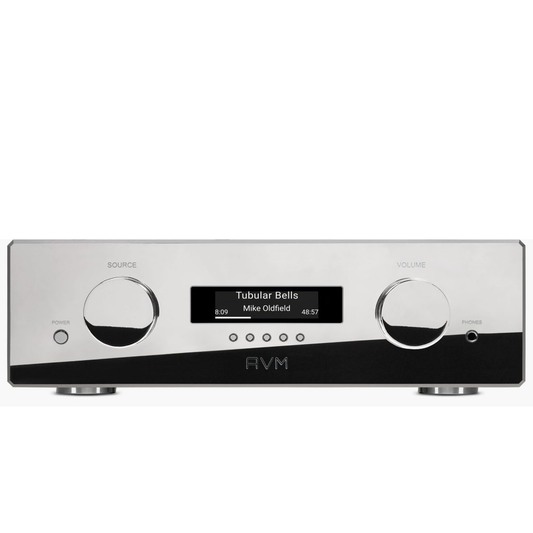 AVM Ovation PA 8.3 Vorverstärker Cellini Chrom Frontansicht mit verchromter Front und Titelanzeige im Display