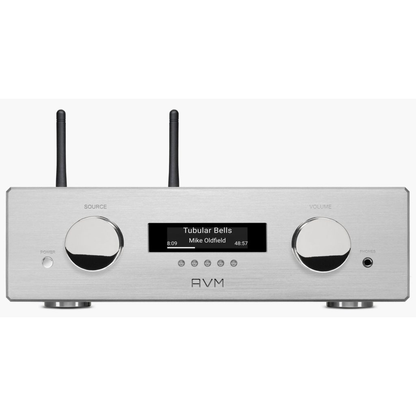 AVM Ovation PAS 8.3S Streaming-Vorverstärker Silber Frontansicht mit Display und Antennen