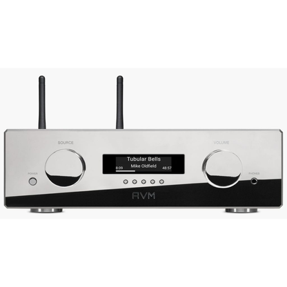 AVM Ovation PAS 8.3S Vorverstärker Cellini Chrom Frontansicht mit Display und Antennen