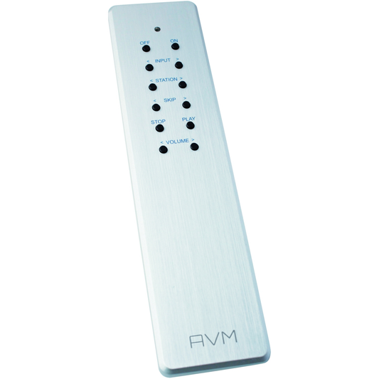 AVM RC 3 Infrarot-Fernbedienung Schrägansicht mit Aluminiumgehäuse und Tasten für Input, Station und Volume