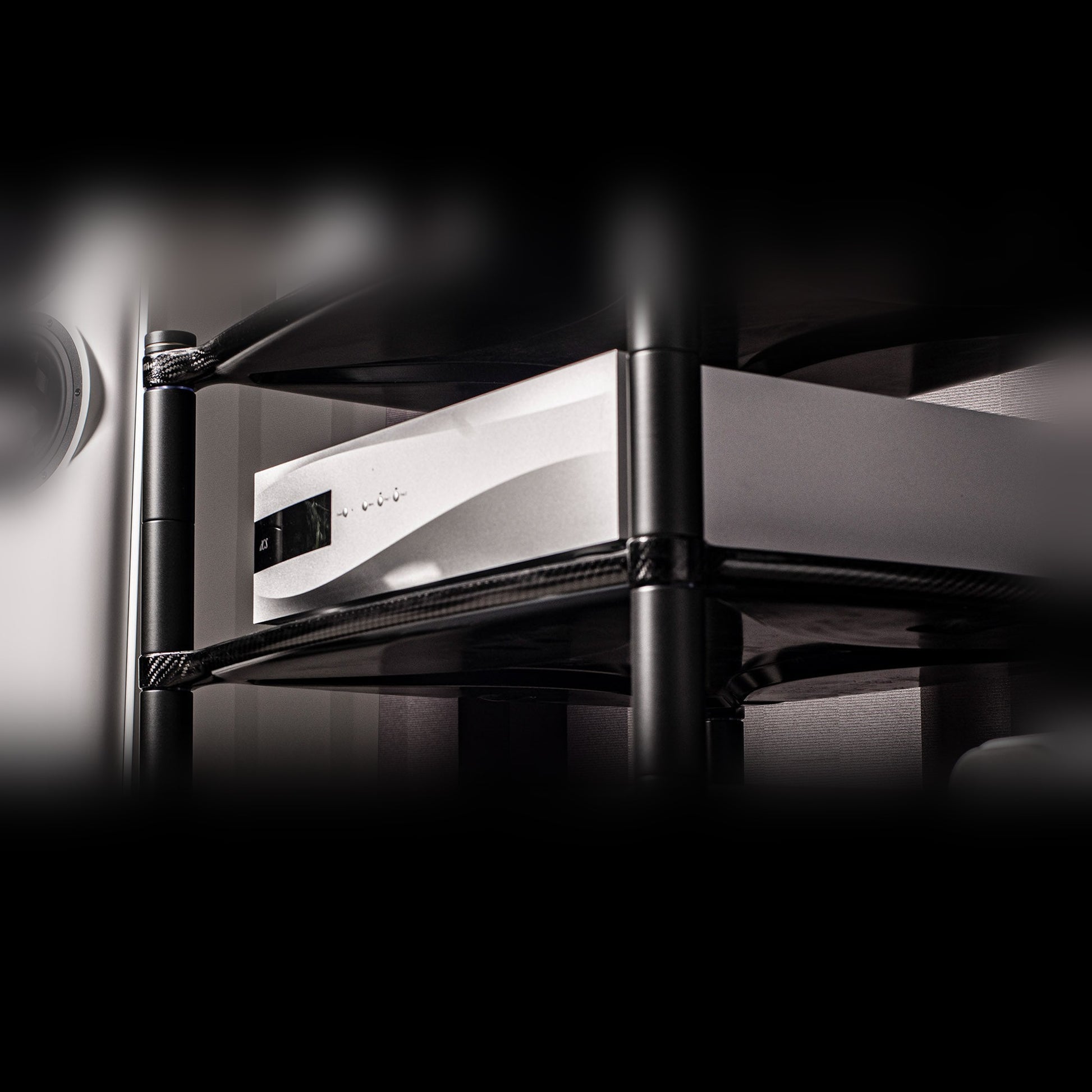 Bassocontinuo Aeon Light Carbon Audio Rack Frontansicht
