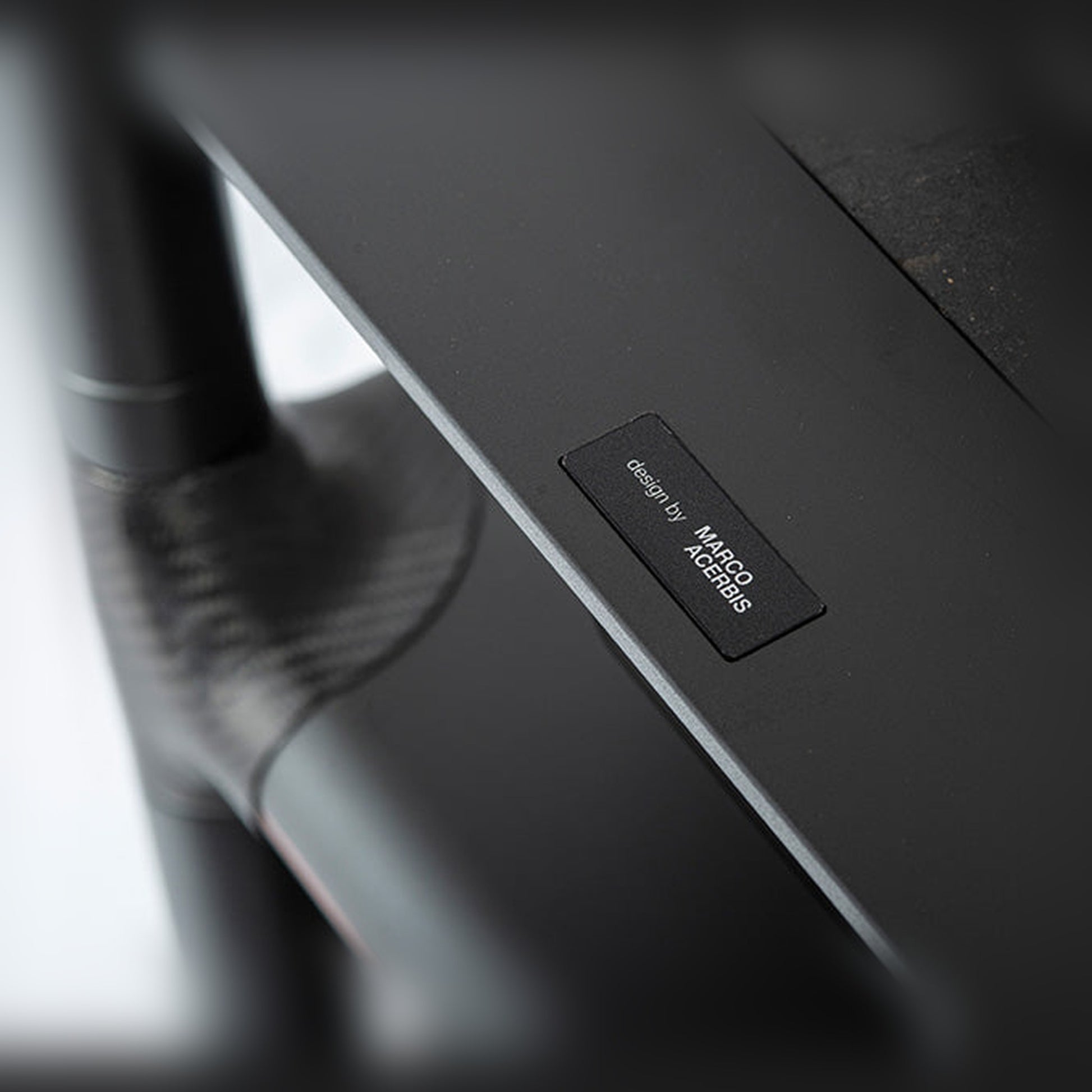 Bassocontinuo F1 2.0 Design Power Amp Stand Detailansicht Designplakette