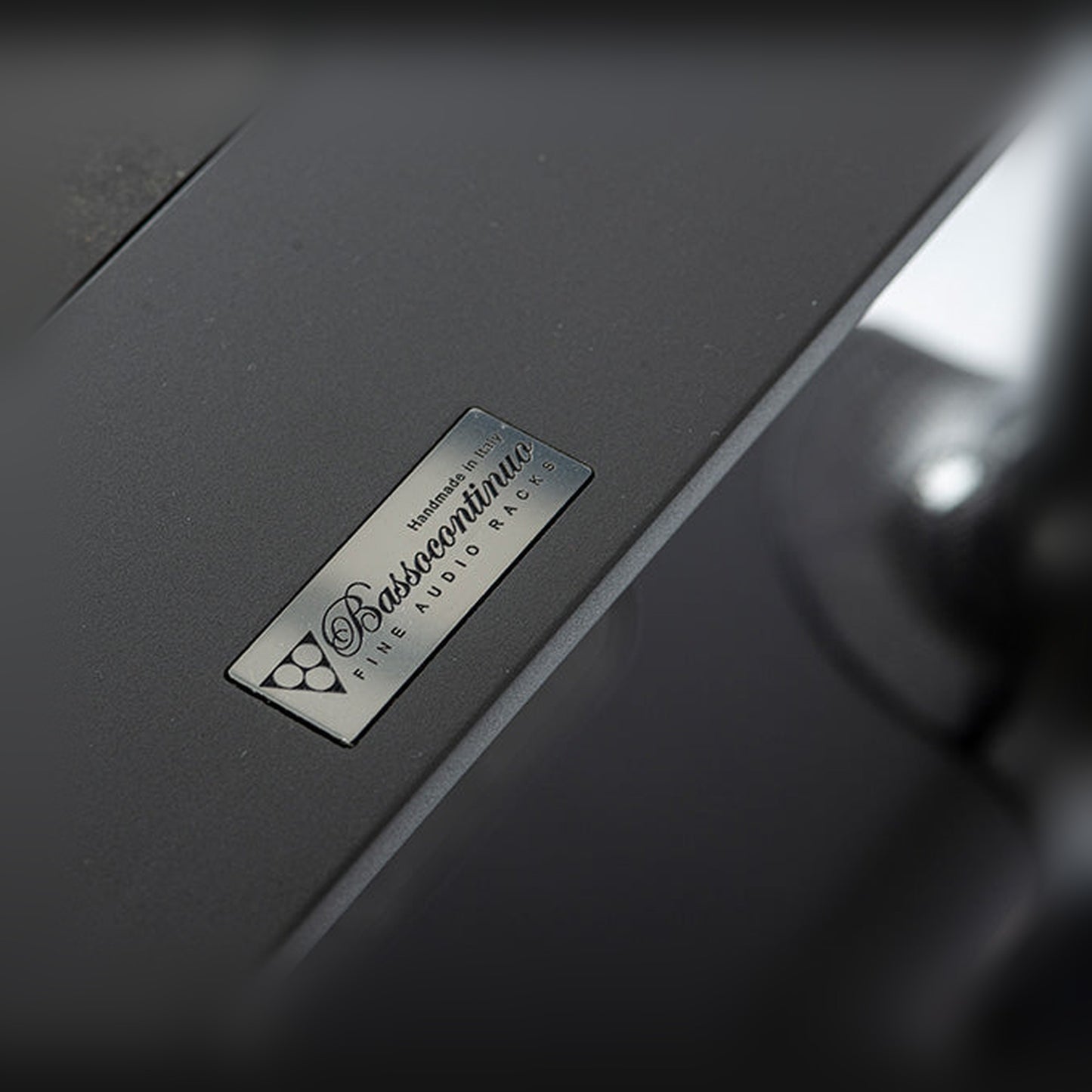 Bassocontinuo F2 2.0 Design Tower Rack Detailansicht Markenplakette