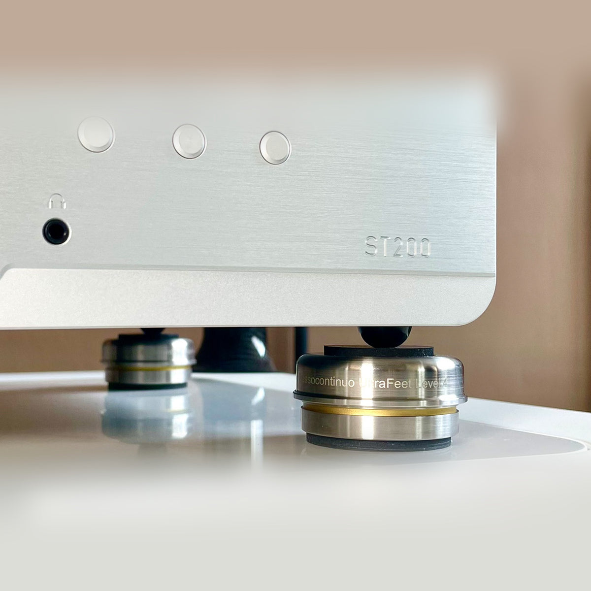 Bassocontinuo Ultra Feet Level 4 Gold Isolationsfuss im Einsatz unter einem HiFi-Gerät