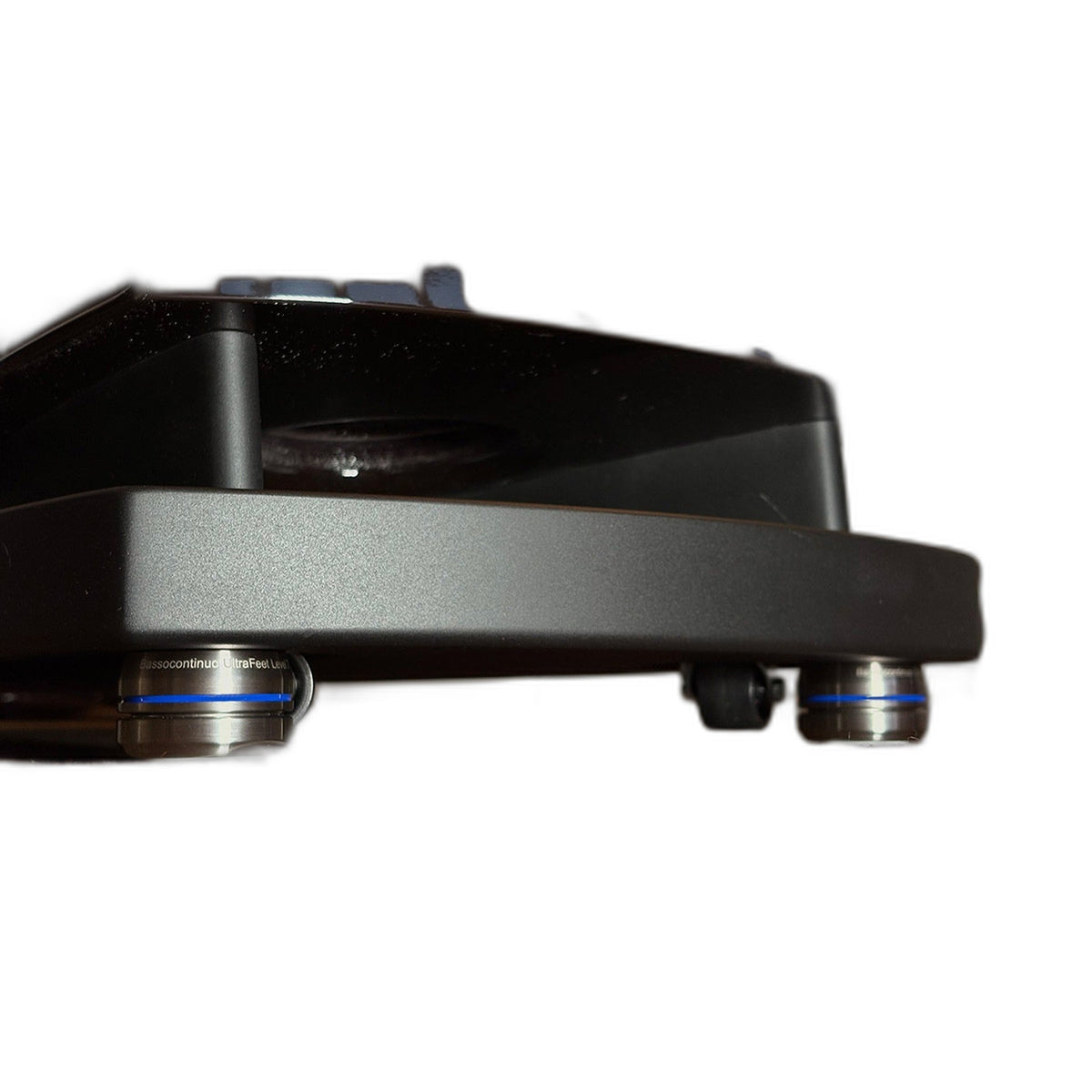 Bassocontinuo Ultra Feet Level 7 Blau Isolationsfuss im Einsatz unter einem HiFi-Gerät