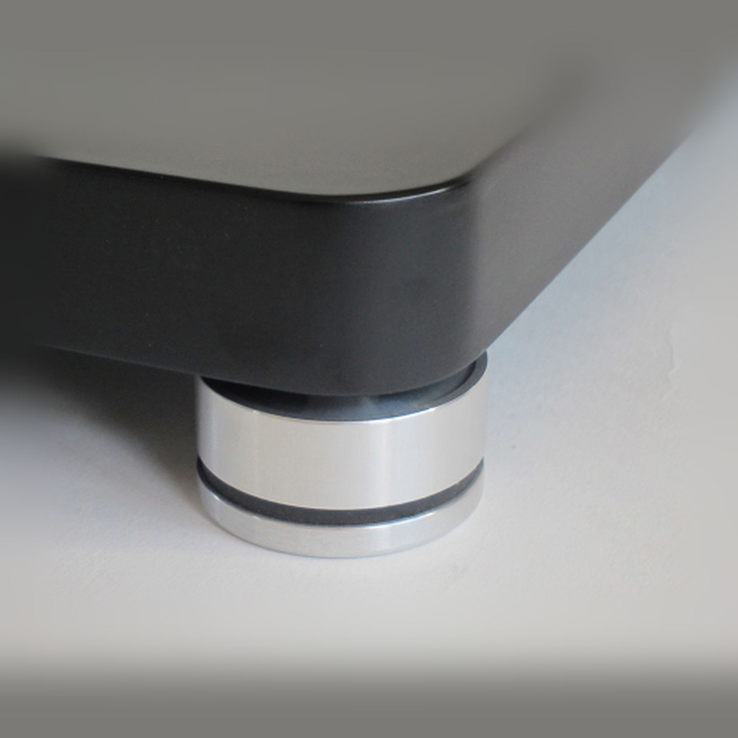 bFly-Audio BaseOne Gerätebasis Detailansicht PRO-Fuss mit zusätzlicher Kapselung