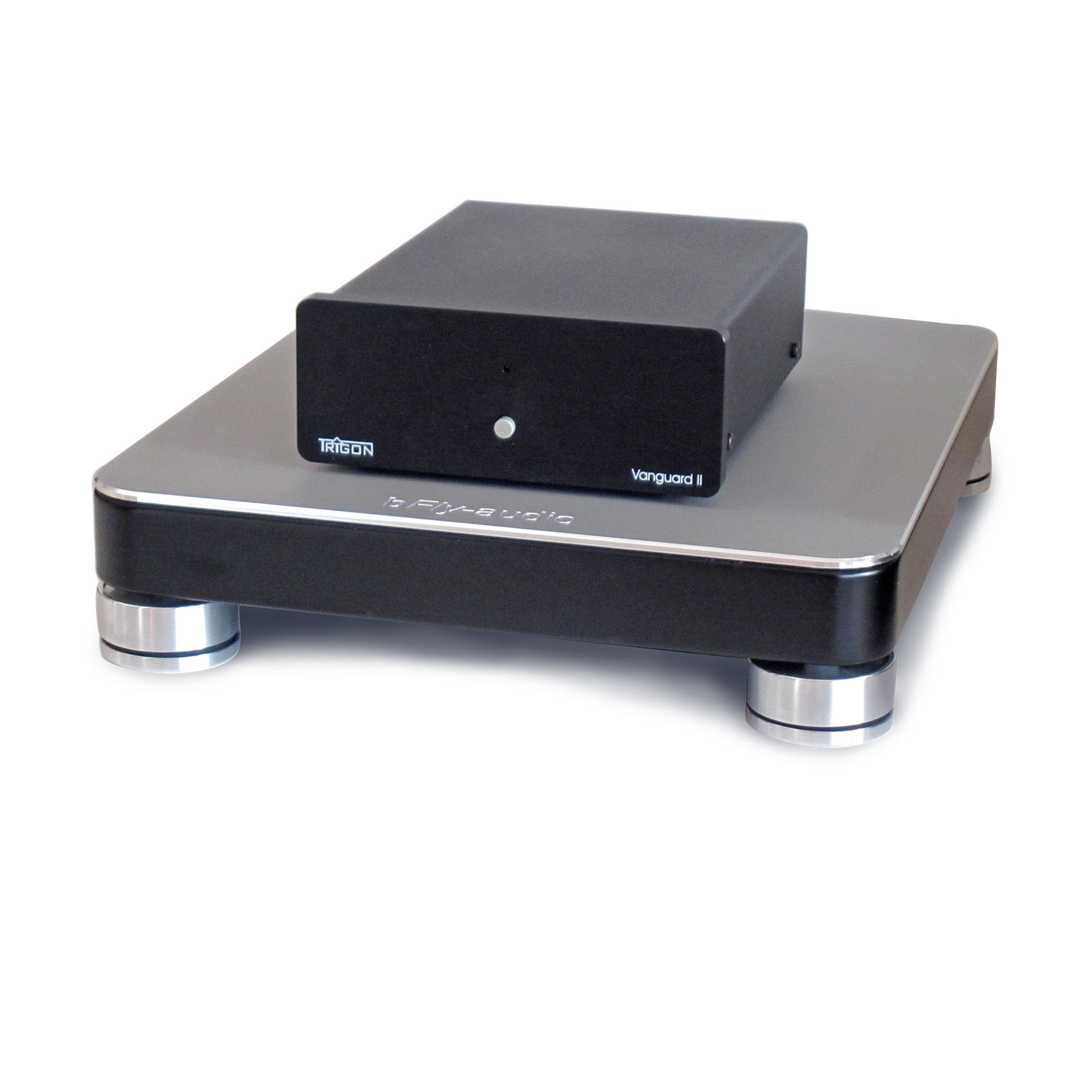 bFly-Audio BaseTwo Gerätebasis mit PRO-Füssen Schrägansicht mit aufgestelltem Tonabnehmer-Vorverstärker