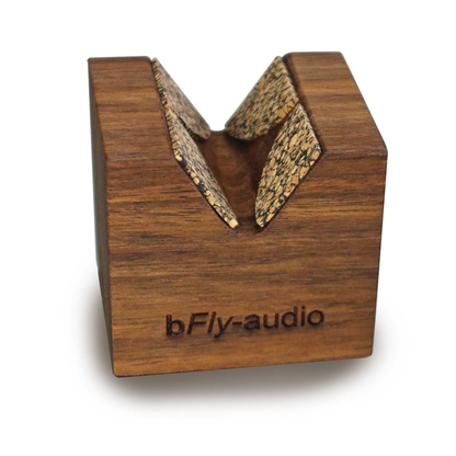 bFly-Audio CUBE Kabel-Absorber aus Amasaque-Holz Schrägansicht mit Kabelrille und Logo