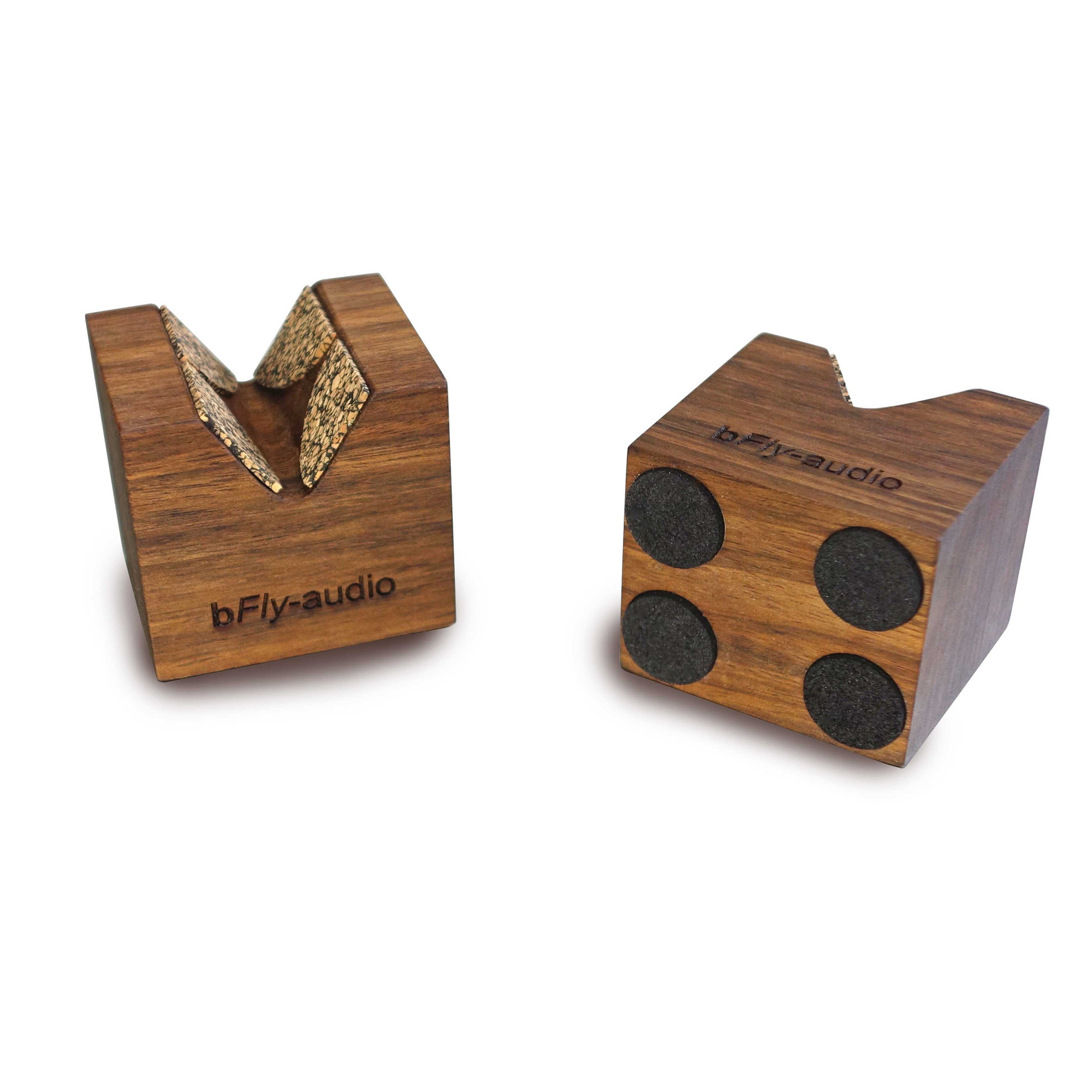 bFly-Audio CUBE Kabel-Absorber aus Amasaque-Holz Schrägansicht, zwei Exemplare mit Kabelrille und Dämpfungsfüssen