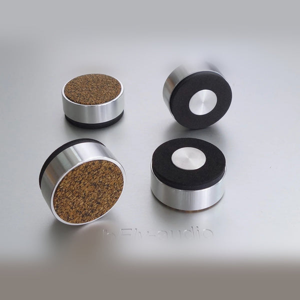 bFly-Audio MASTER-2 Geräteabsorber-Set, vier Absorber aus Aluminium mit Korkoberseite in der Schrägansicht