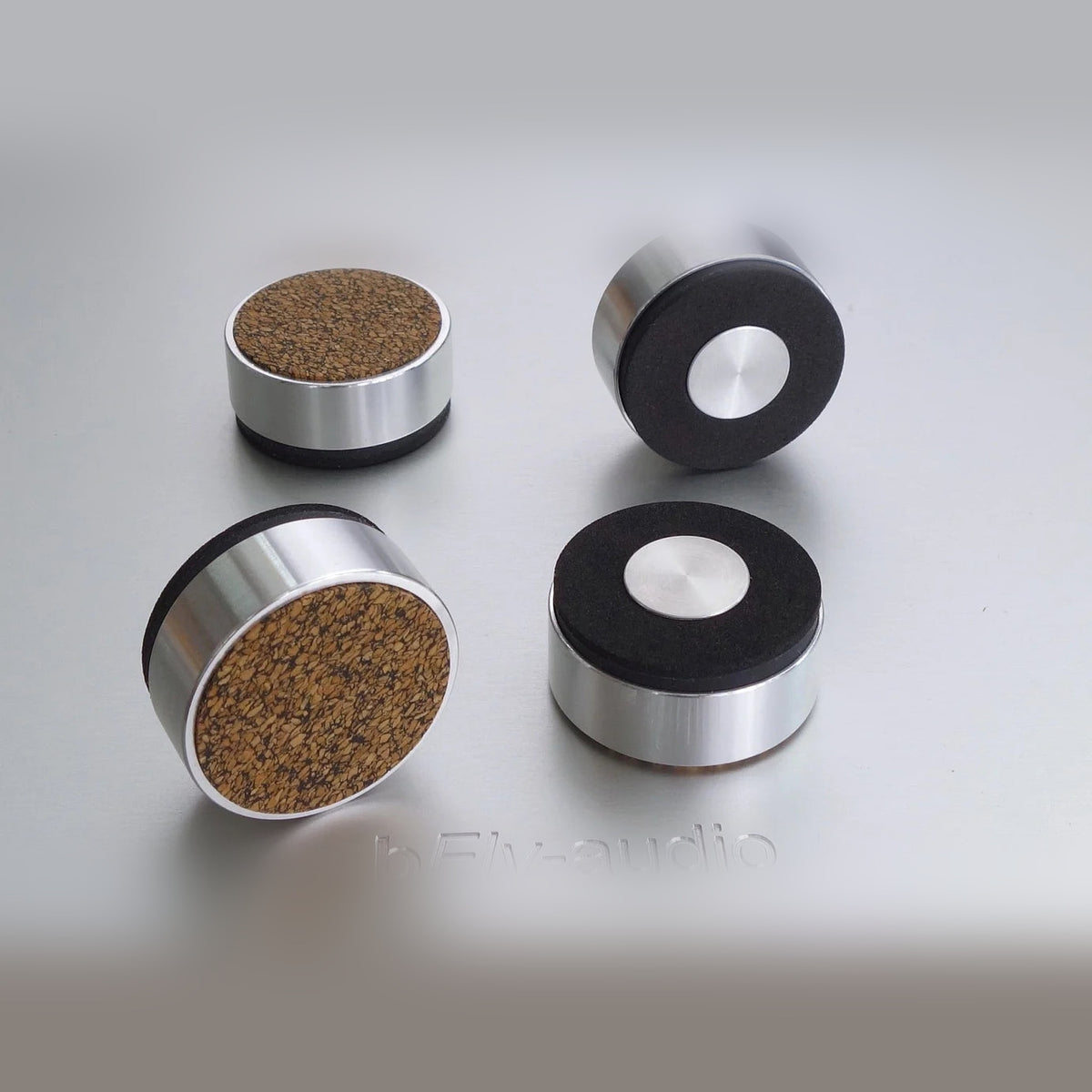 bFly-Audio MASTER-2 Geräteabsorber-Set, vier Absorber aus Aluminium mit Korkoberseite in der Schrägansicht