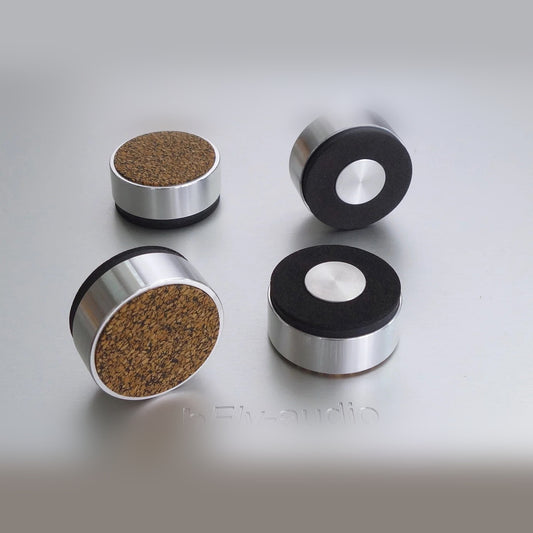 bFly-Audio MASTER-2 Geräteabsorber-Set, vier Absorber aus Aluminium mit Korkoberseite in der Schrägansicht