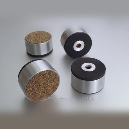 bFly-Audio MASTER-3 Geräteabsorber-Set, vier grössere Absorber aus Aluminium mit Korkoberseite in der Schrägansicht