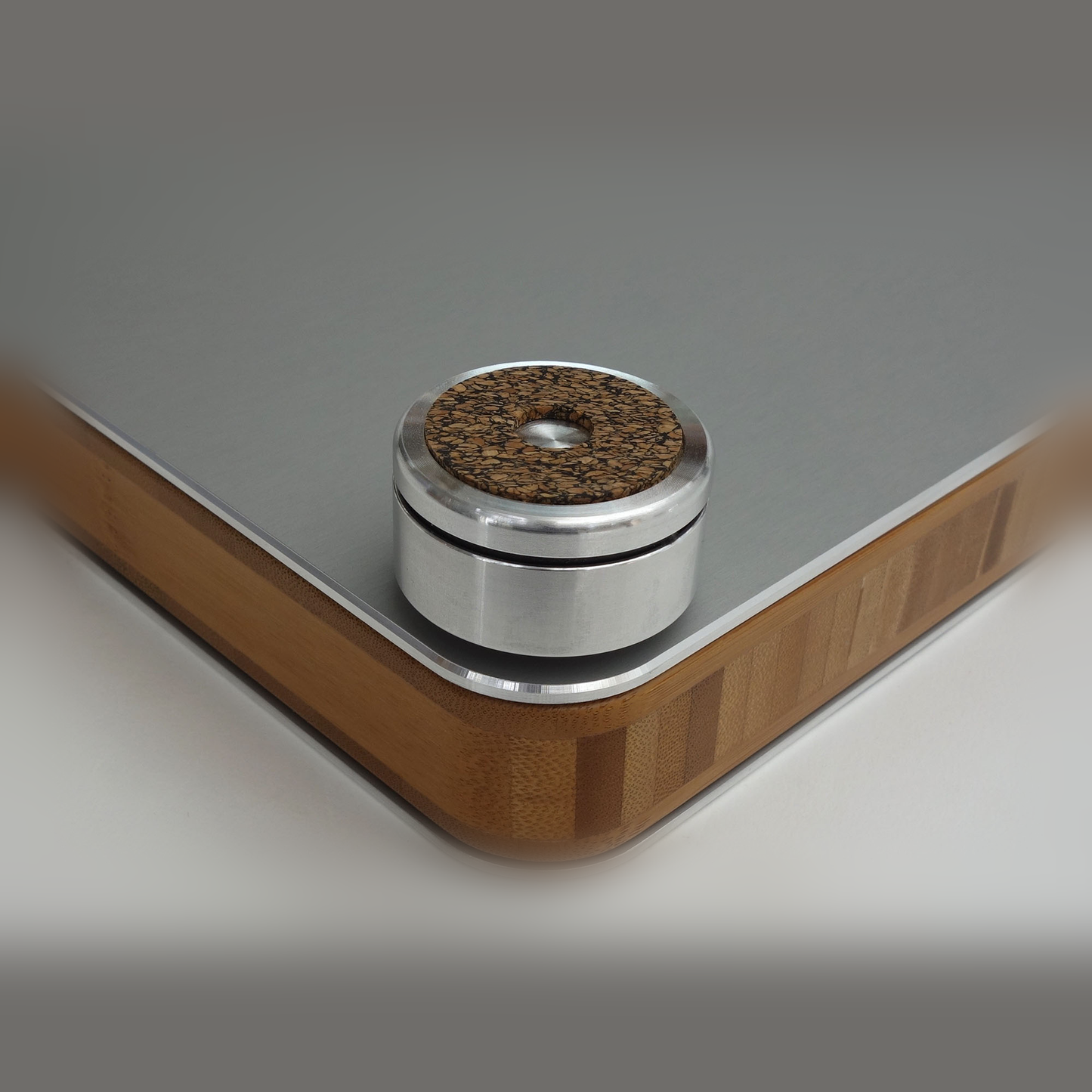 bFly-Audio PowerBase Gerätebasis mit Erdung Detailansicht Fuß mit Kork-Auflage