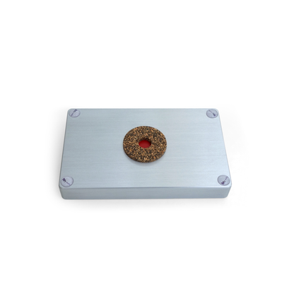bFly-Audio Satellite-Q Gehäuseabsorber Unteransicht, Silber-Gehäuse mit montierter Absorber-Scheibe