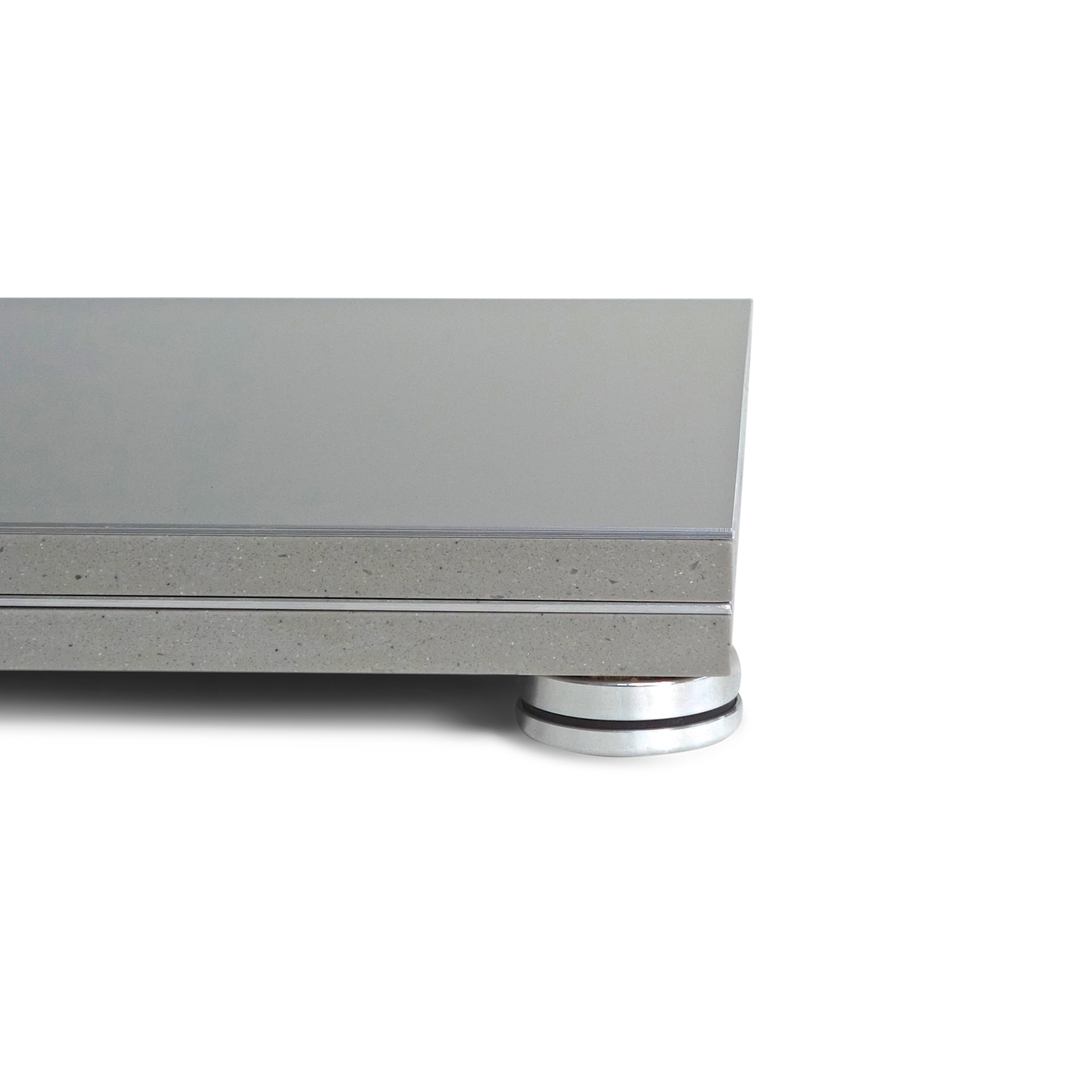 bFly-Audio StoneLine Gerätebasis Referenzklasse TWIN Detailansicht Kante und Fuss, Farbe Beton Grau