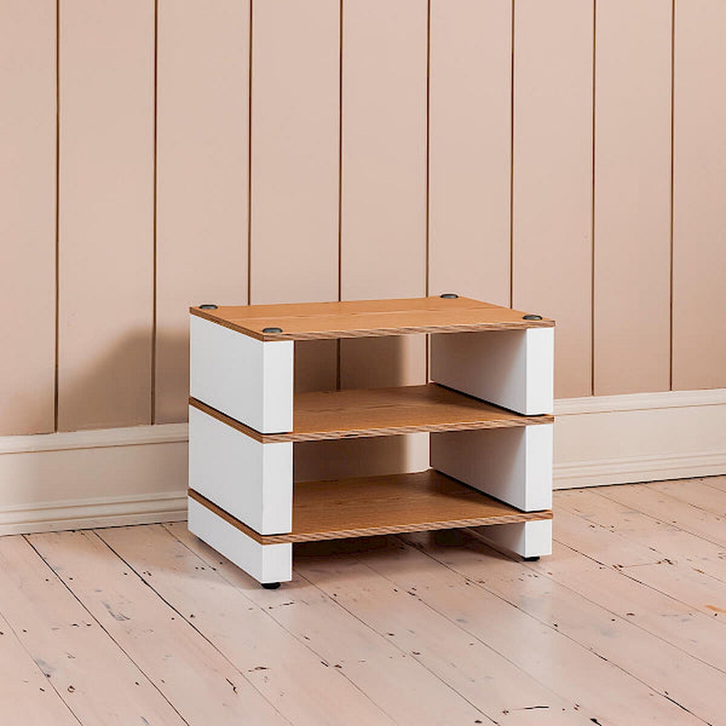 Blok Stax 2G 3-Shelf HiFi-Rack Esche Natur/Satinweiss, Lifestyle im Wohnraum vor Holzpaneelwand