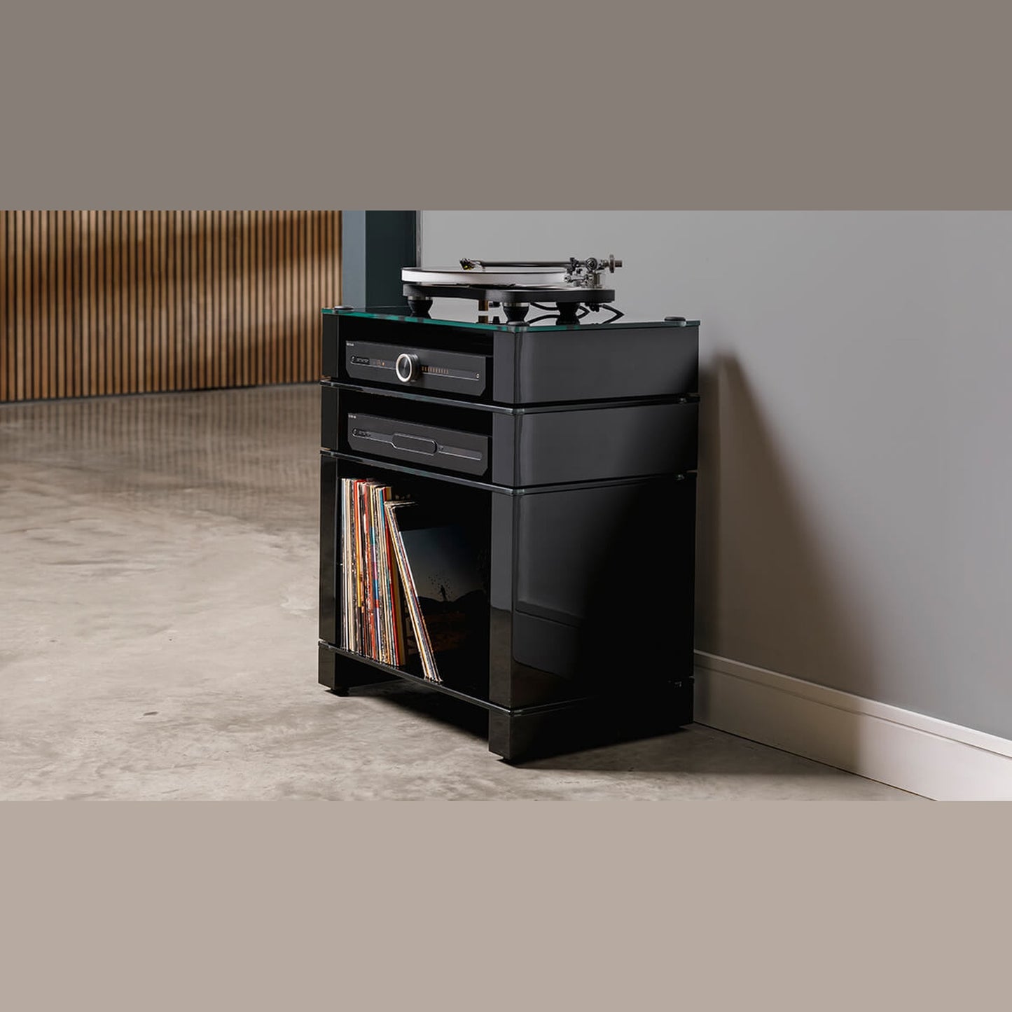 Blok Stax 2G 4-Shelf HiFi-Rack Schwarzglas, Lifestyle mit Plattenspieler und Schallplattenfach