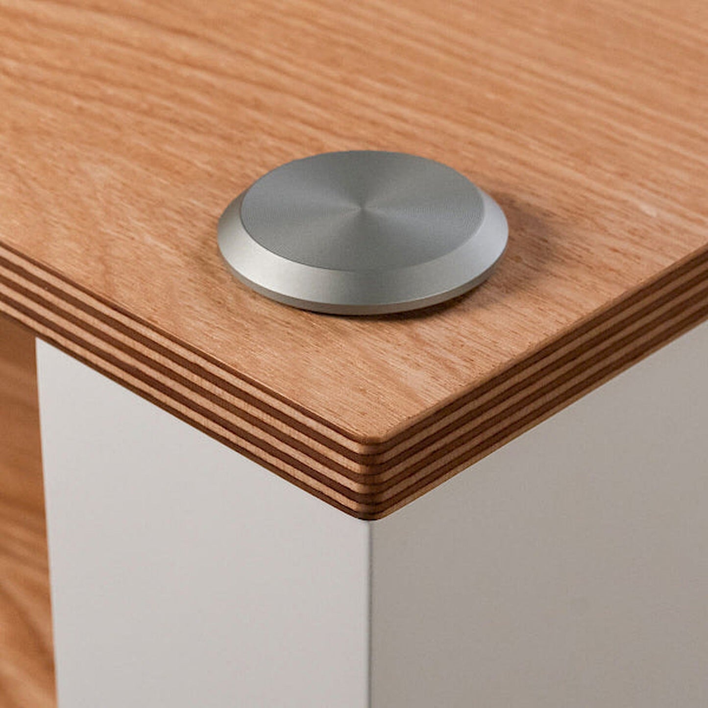 Blok Stax 2G Base-Modul HiFi-Rack-Basis Esche Natur/Satinweiss, Detailansicht Birkensperrholzkante mit Aluminium-Puck