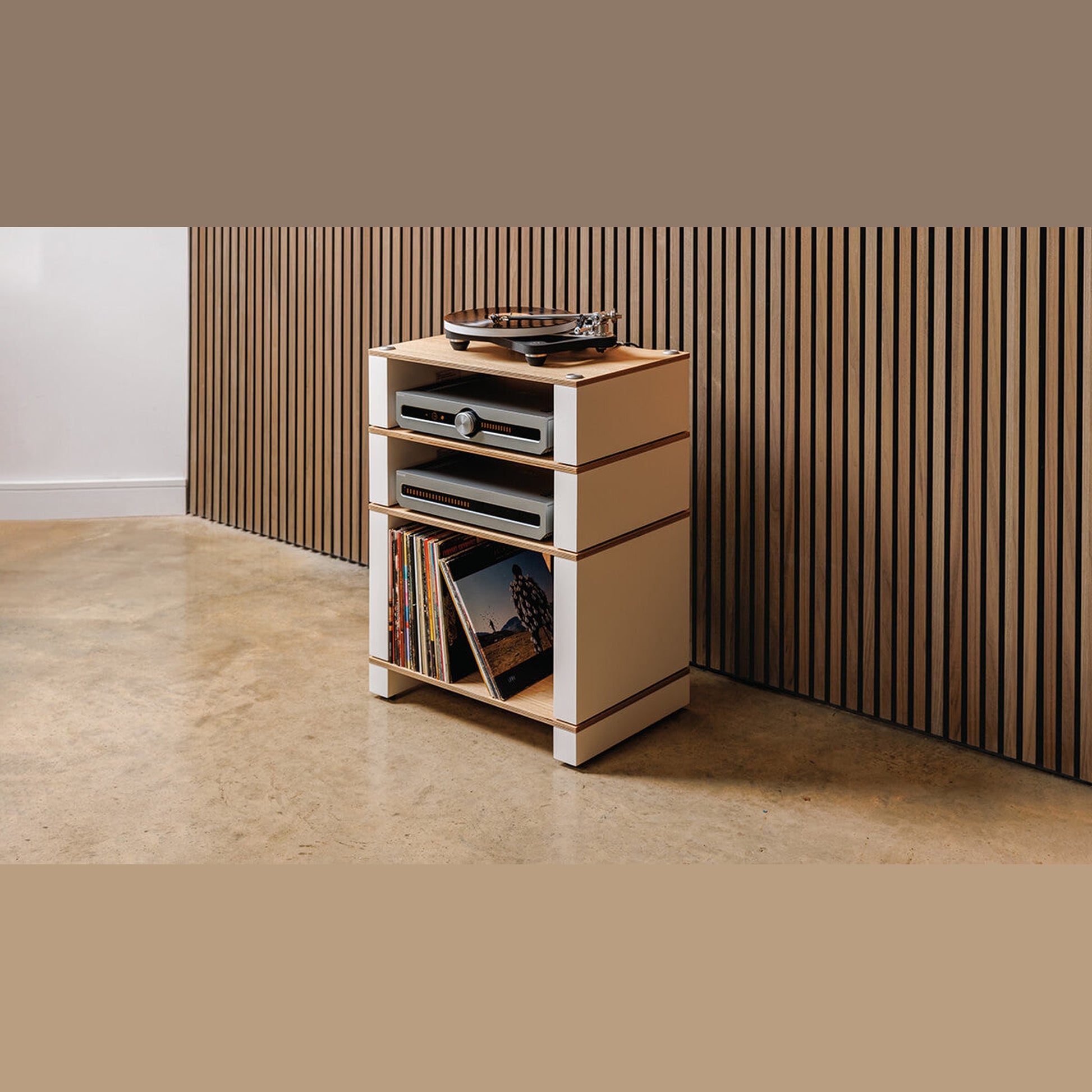Blok Stax 2G Modul LP HiFi-Rack-Modul Esche Natur/Satinweiss, Lifestyle als unterste Ebene im Rack mit Plattenspieler