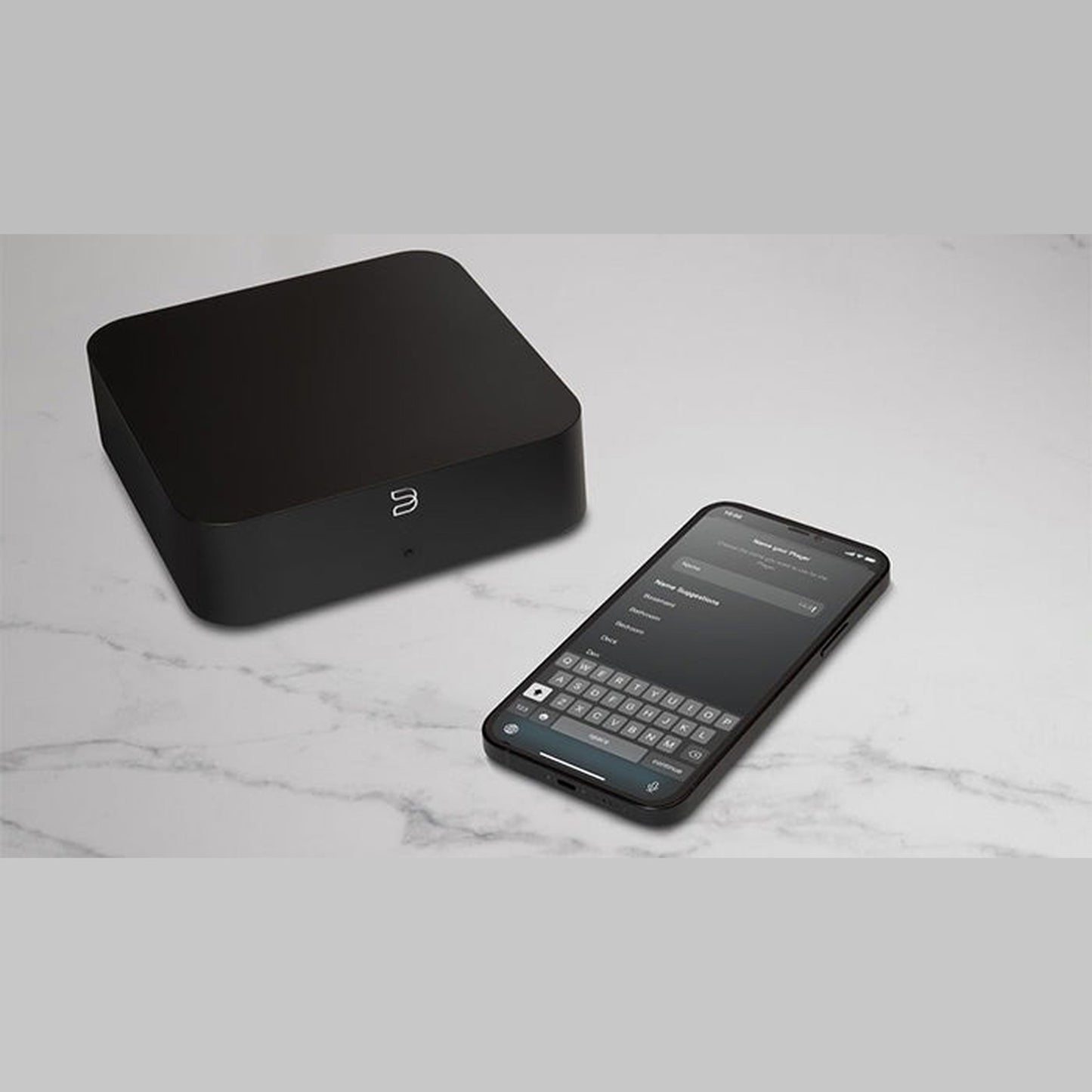 Bluesound Hub Multiroom-Streaming-Hub Lifestyle mit Smartphone und BluOS-App