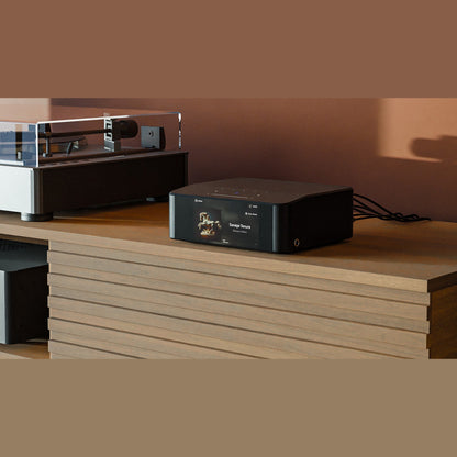 Bluesound Node Icon Netzwerk-Streamer Lifestyle auf Sideboard unter Plattenspieler