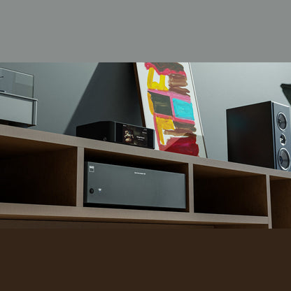 Bluesound Node Icon Netzwerk-Streamer Lifestyle im Regal neben Regallautsprecher und Bildern