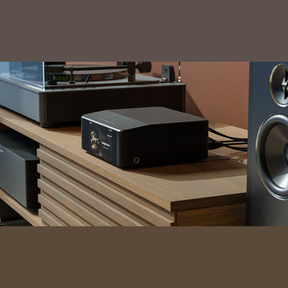 Bluesound Node Icon Netzwerk-Streamer Lifestyle auf Sideboard neben Plattenspieler und Lautsprecher
