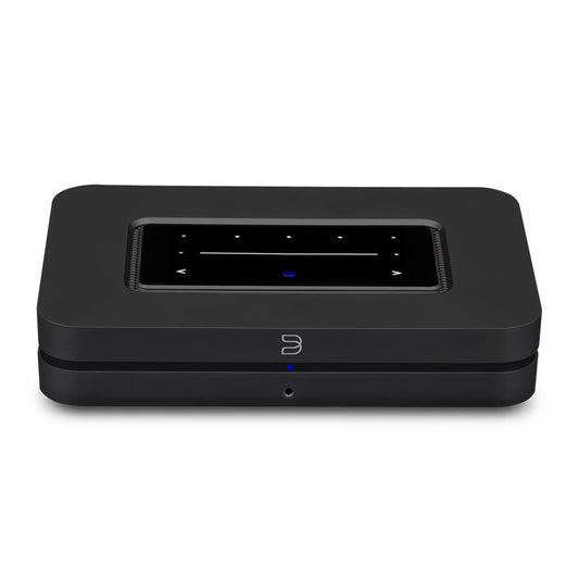 Bluesound Node Netzwerk-Streamer Schwarz Schrägansicht von vorne oben mit Touch-Bedienfeld