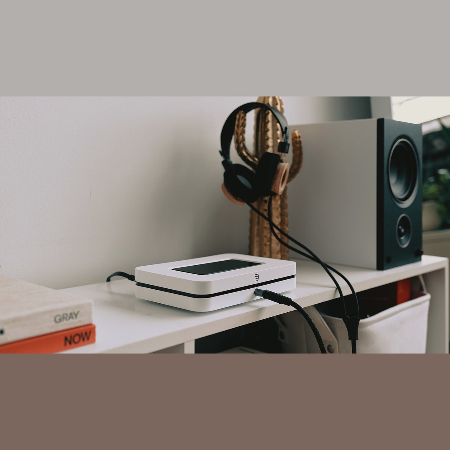 Bluesound Node Netzwerk-Streamer Weiss Lifestyle auf Schreibtisch neben Kopfhörer und Regallautsprecher