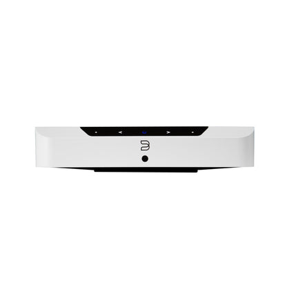 Bluesound Powernode EDGE Streaming-Verstärker Weiss Frontansicht mit Touch-Bedienfeld und Kopfhörerbuchse