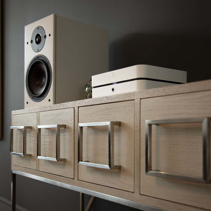 Bluesound Powernode N331 Streaming-Verstärker Weiss Lifestyle auf Sideboard neben Regallautsprecher