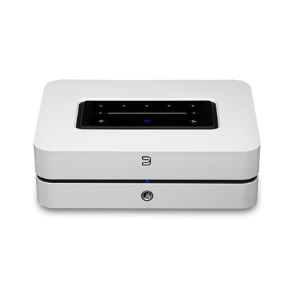 Bluesound Powernode N331 Streaming-Verstärker Weiss Schrägansicht von vorne oben auf das Touch-Bedienfeld