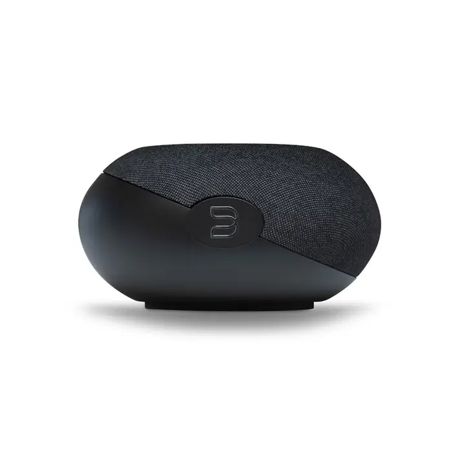 Bluesound Pulse Cinema Mini Soundbar Schwarz Seitenansicht auf die Stirnseite mit Bluesound-Logo