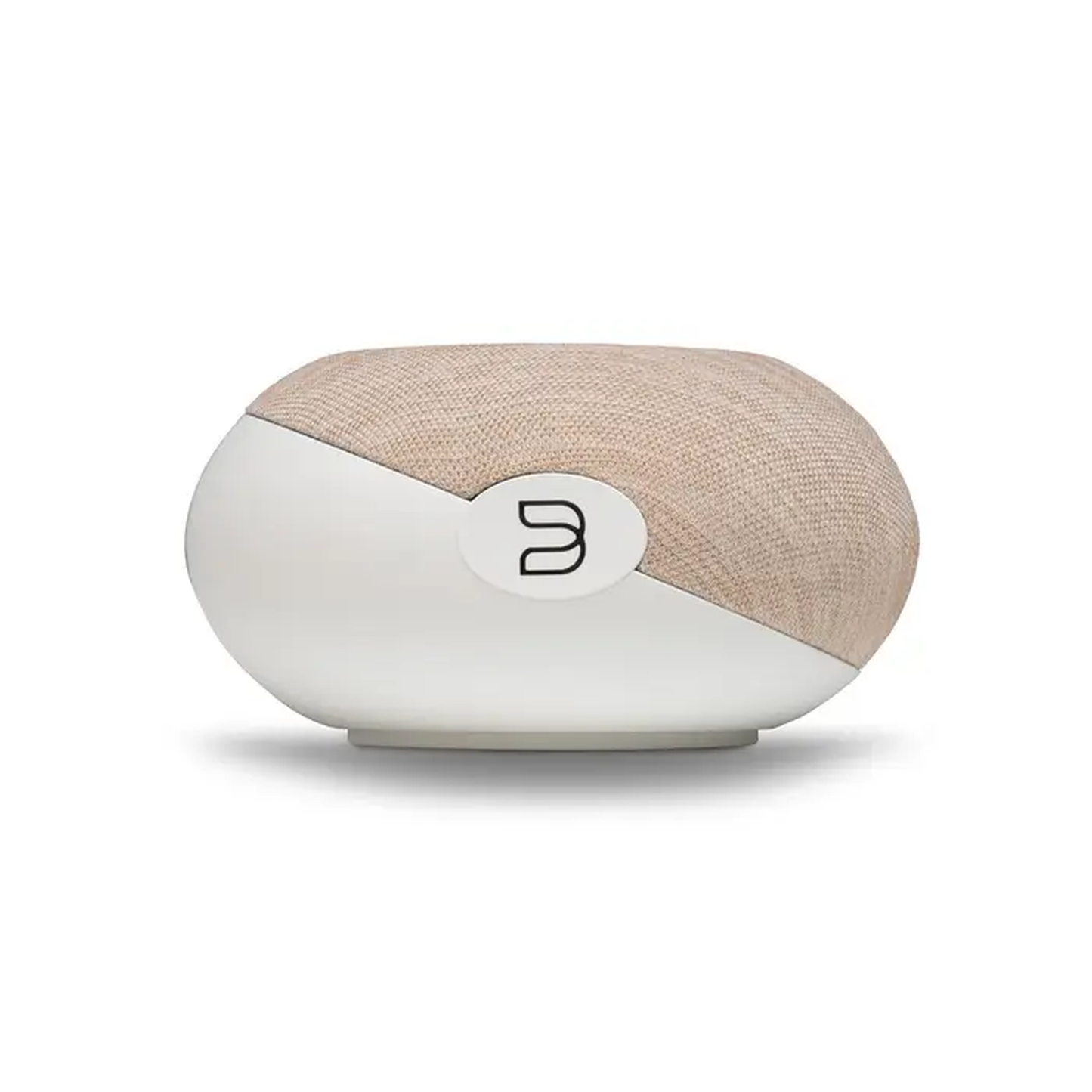 Bluesound Pulse Cinema Mini Soundbar Tan Seitenansicht auf die Stirnseite mit Bluesound-Logo