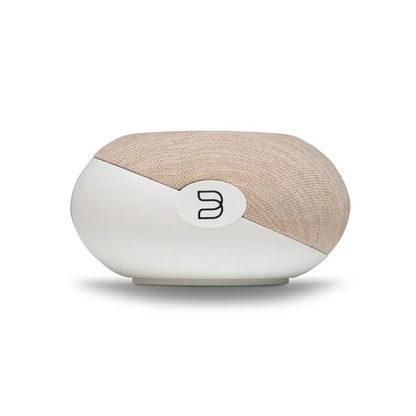 Bluesound Pulse Cinema Mini Soundbar Tan Seitenansicht auf die Stirnseite mit Bluesound-Logo