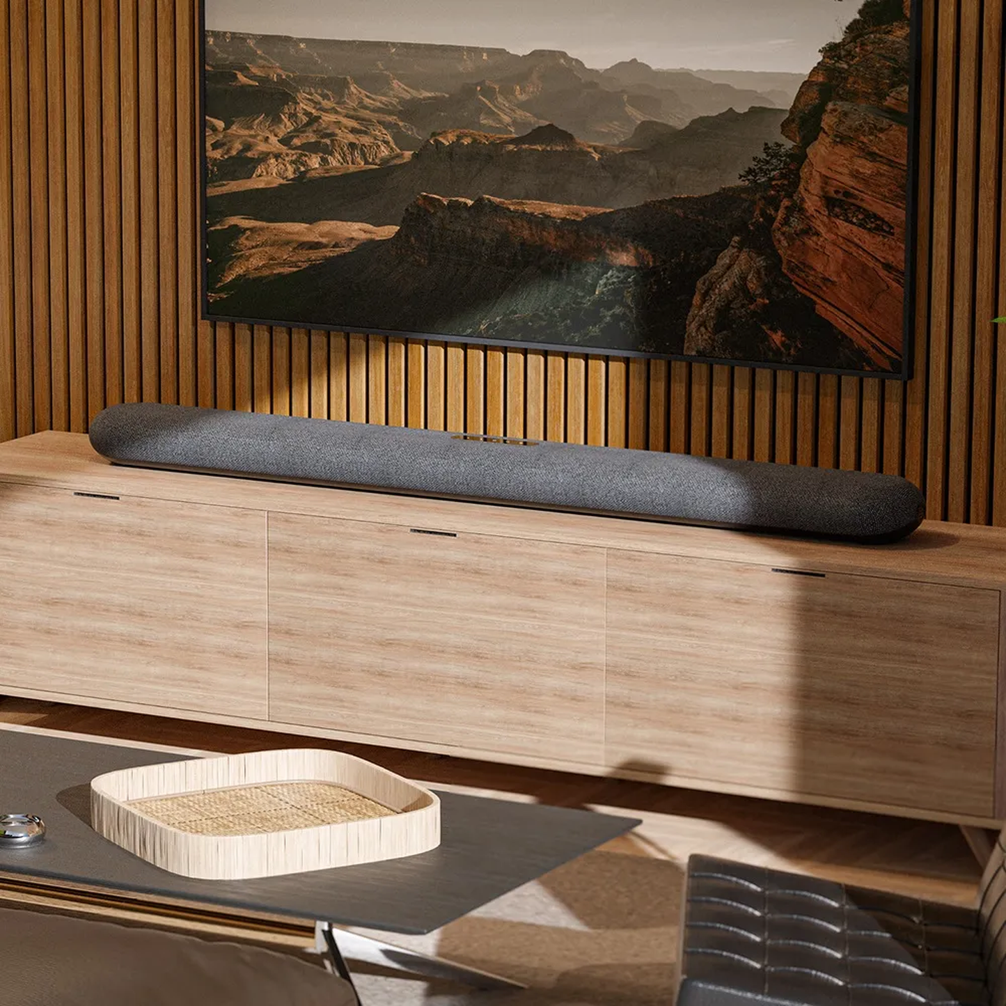 Bluesound Pulse Cinema Soundbar Schwarz Lifestyle unter dem Fernseher auf hellem Sideboard