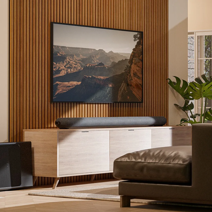 Bluesound Pulse Cinema Soundbar Schwarz Lifestyle im Wohnraum mit Fernseher und Subwoofer