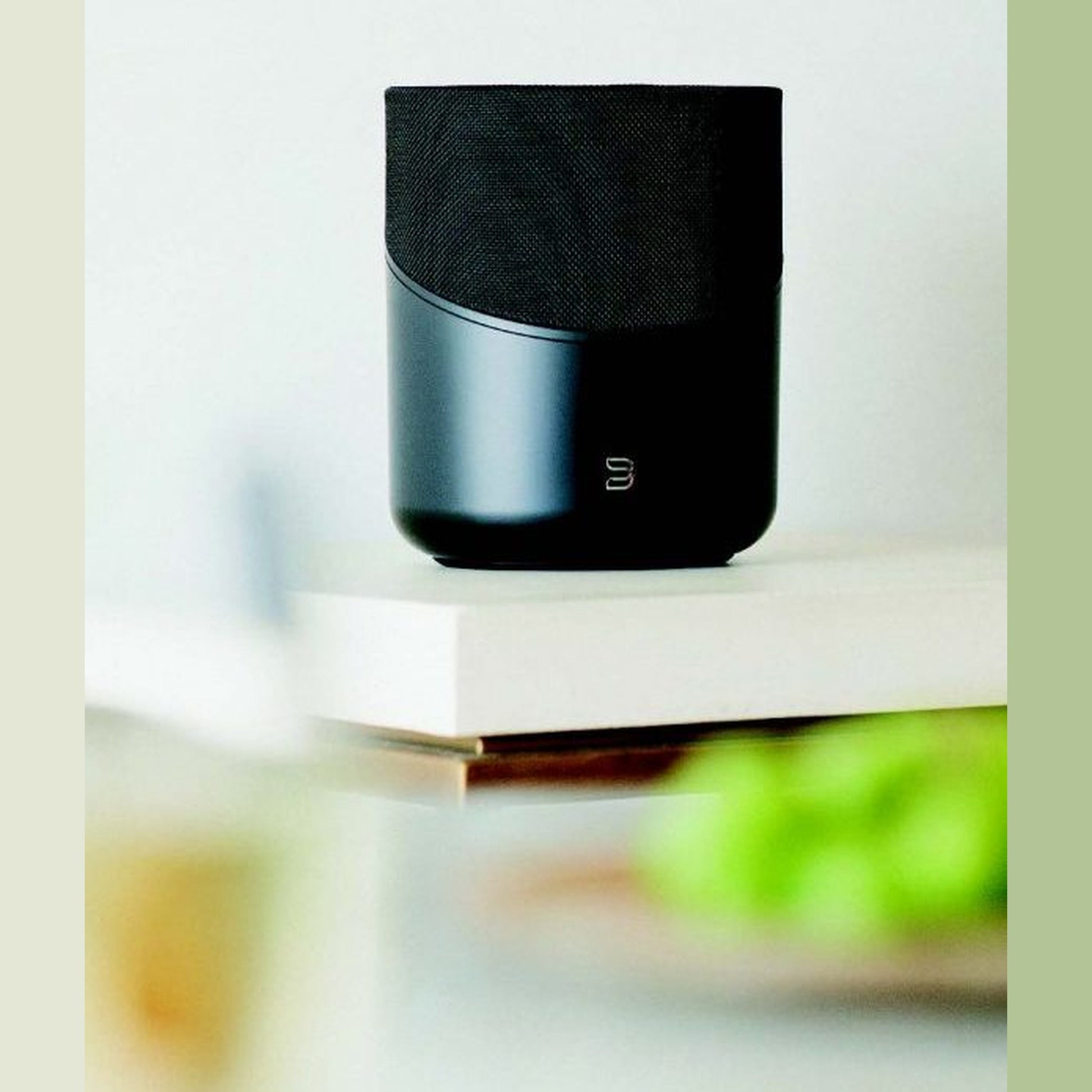 Bluesound Pulse M Streaming-Lautsprecher Schwarz Lifestyle auf weissem Wandbrett